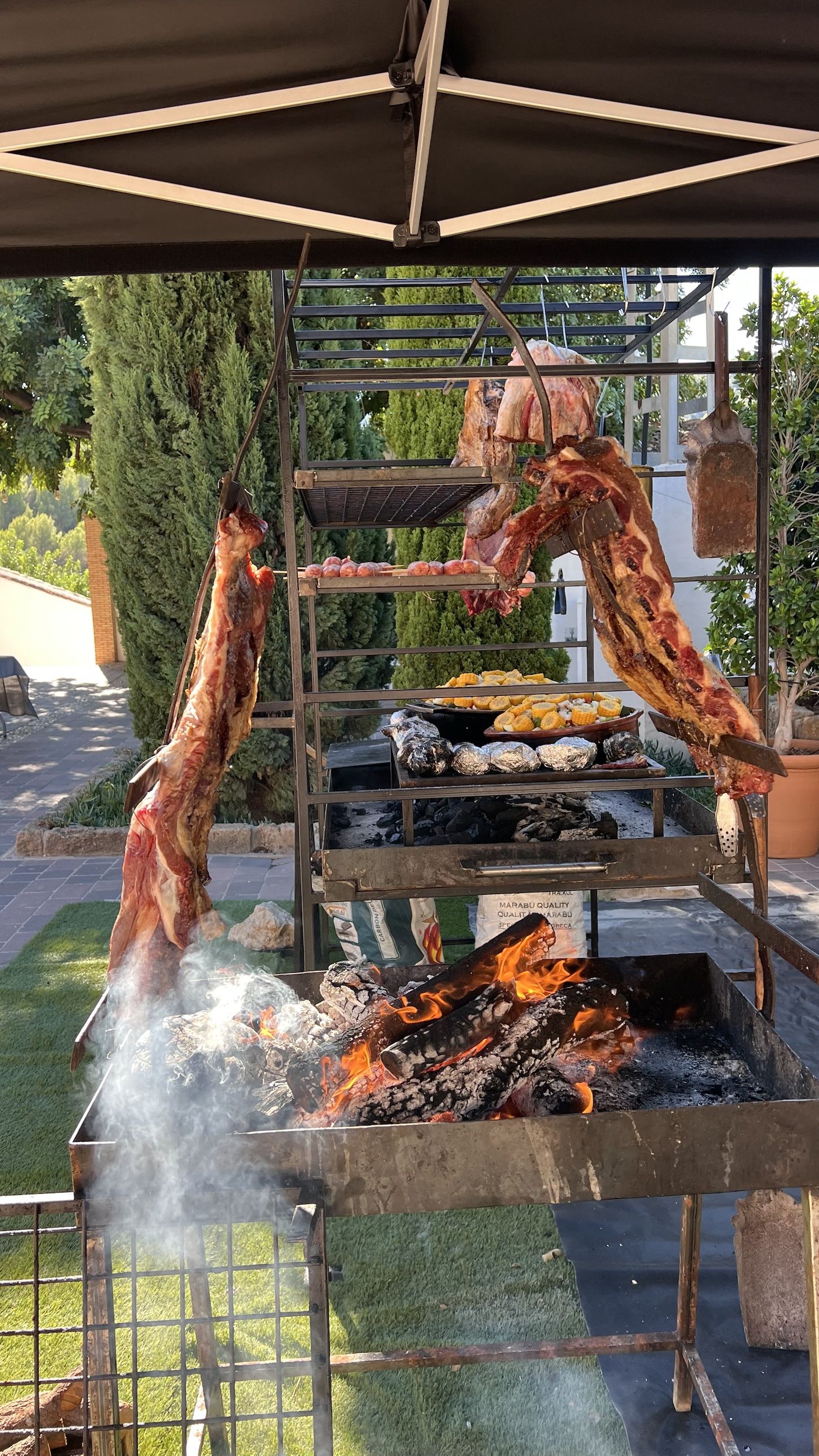 La Pampa Small en una boda real, cruz de asado al fuego